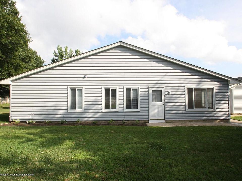 2nd image of 8 Lee Dr #901