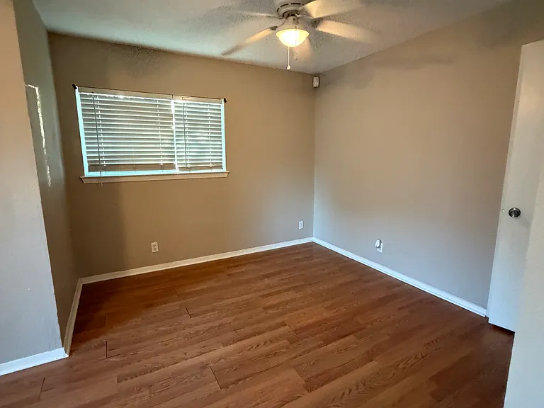 1917 Creek Ave — Photo 15