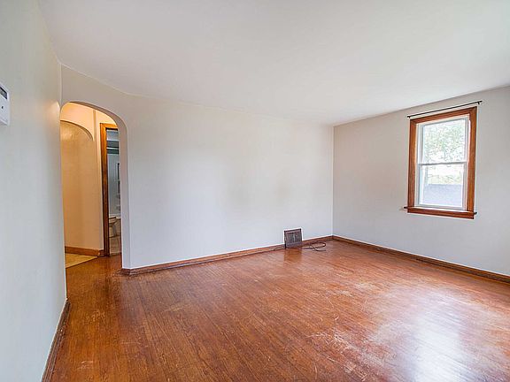 Living room w/hardwood floor