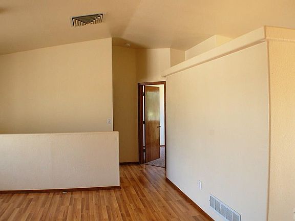 5th image of 346 E Larchmont Dr