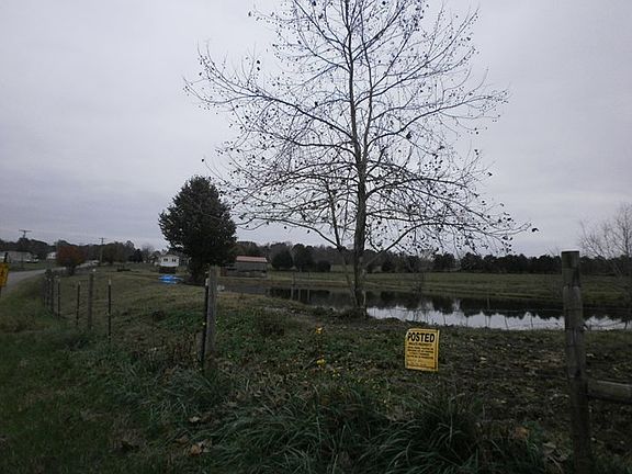 3rd image of 136 Country Meadows Ln