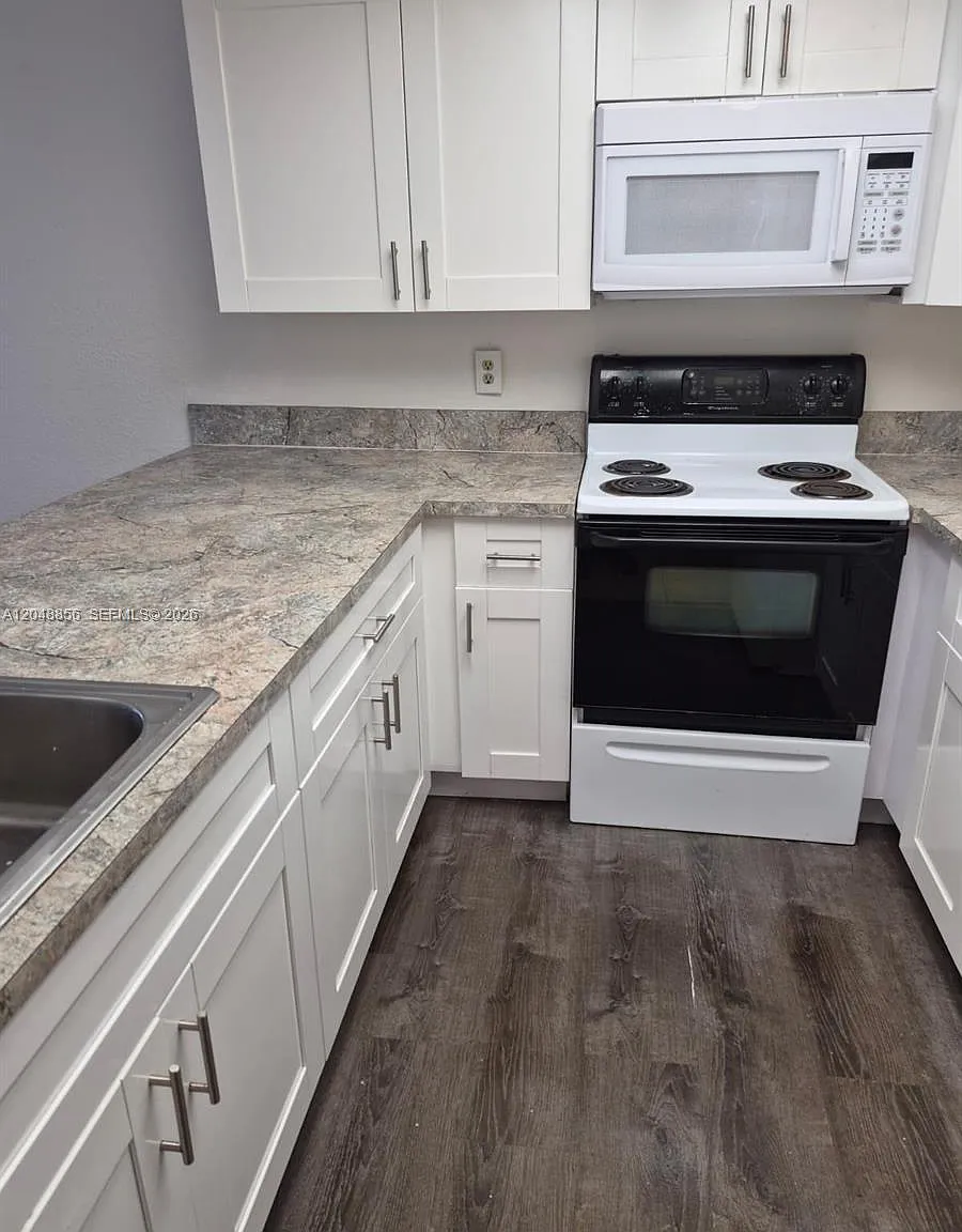 Parkway Grove Condo Part — Photo 3