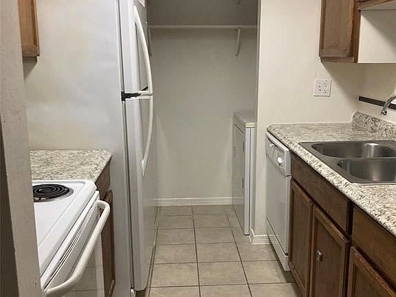 3rd image of 746 Memorial Mews St #4