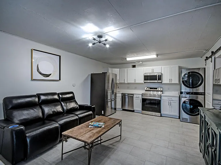Admiral Apartments — Photo 27