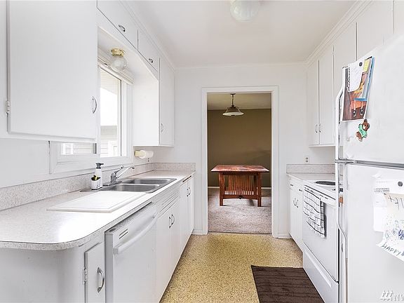 Microwave included in sale !