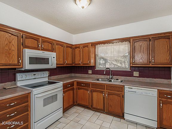 5th image of 1702 S Country Club Dr
