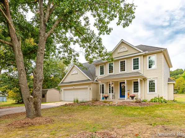 1255 Cumberland Ave SE, Lowell, MI 49331