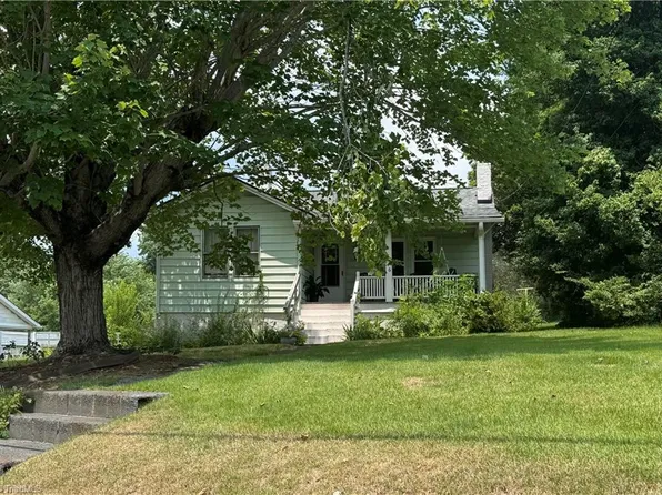 816 W Haymore St, Mount Airy, NC 27030