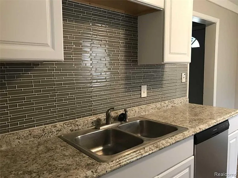 23440 Couzens Ave — Photo 7
