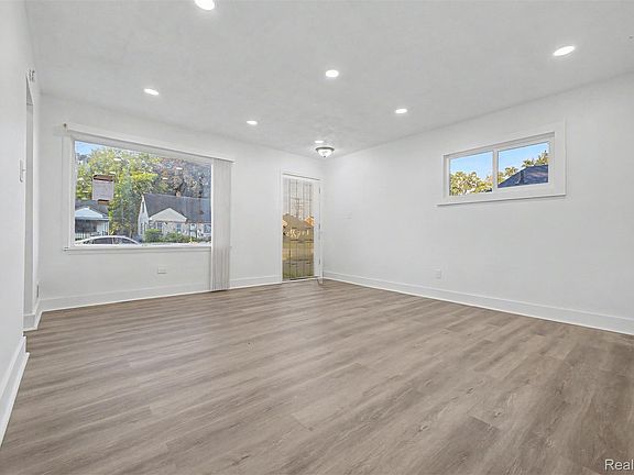 5th image of 26718 Penn St