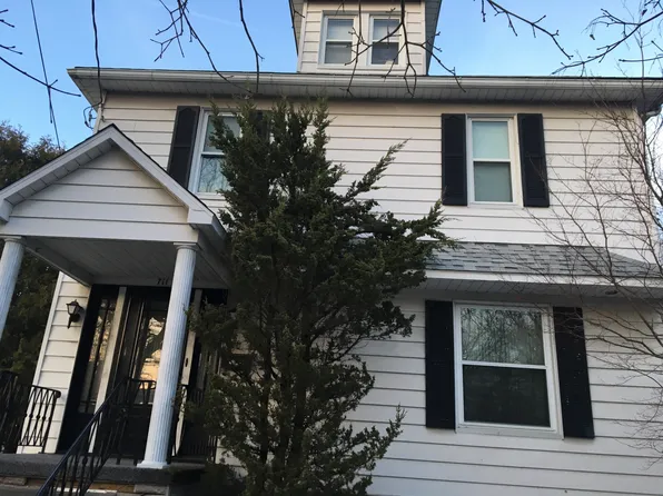 711 Pine St, Mayfield, PA 18433