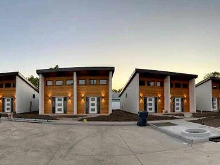159 SE Sparrows Pl — Photo 2
