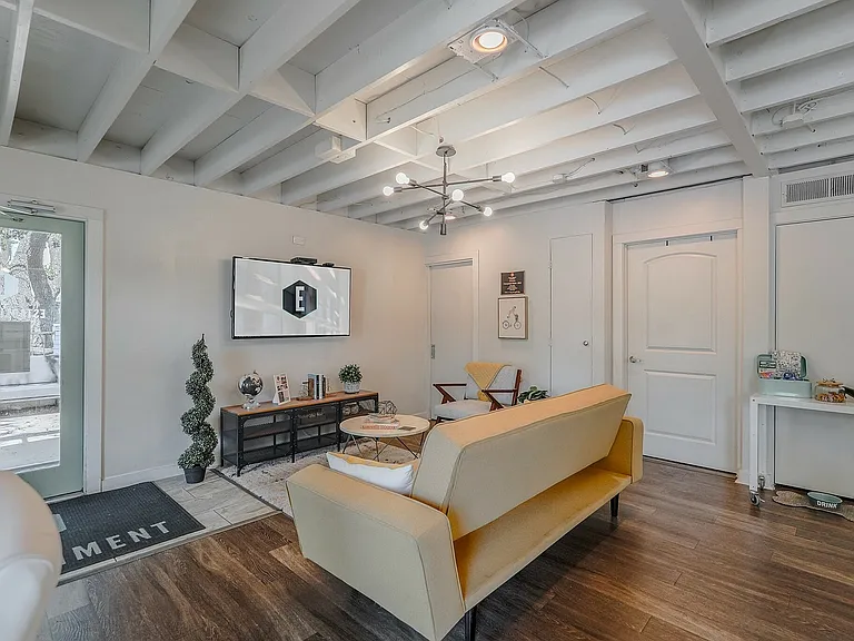 Establishment Leasing Office