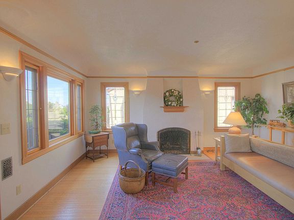 Living room w/gas fireplace