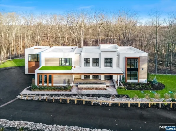 10 Big Ramapo Rd, Saddle River, NJ 07458