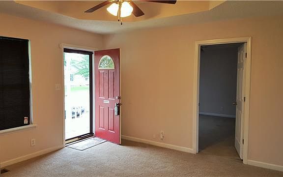 3rd image of 936 Linda Dr