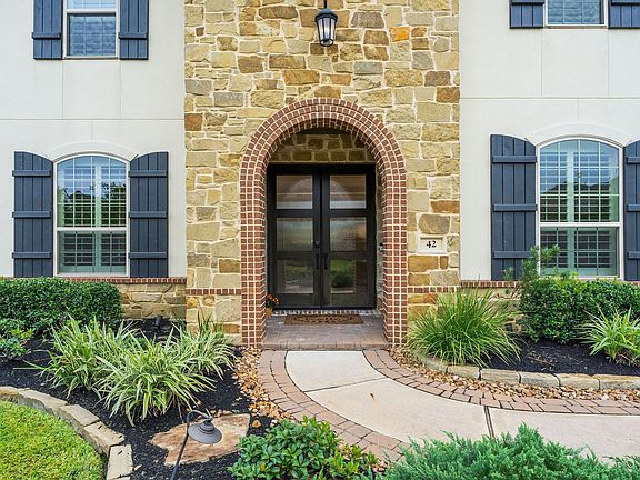 3rd image of 42 Jaden Oaks Pl