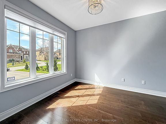 5th image of 33 Stonegate Ave