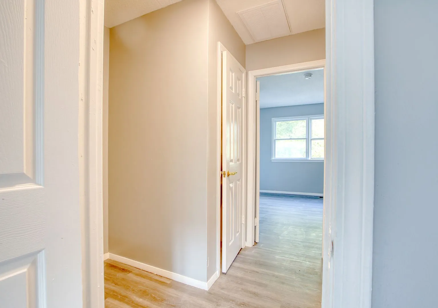 Charming 2-bedroom, 1.5-bathroom Townhouse — Photo 1