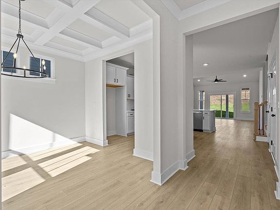 3rd image of 976 Diane Ln