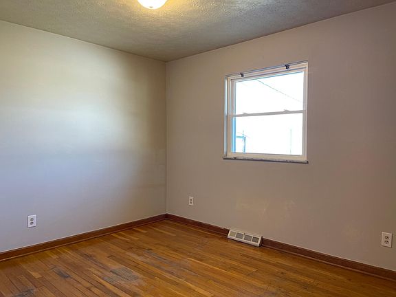 4th image of 3953 Far Hills Dr