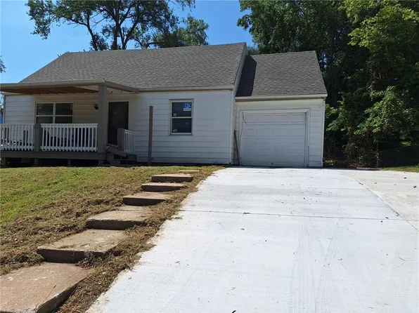 4735 E 44th St, Kansas City, MO 64130