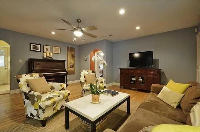 1404 Karen Ave — Photo 3