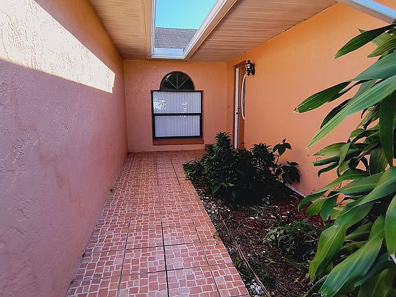 2nd image of 376 Lake Daisy Cir
