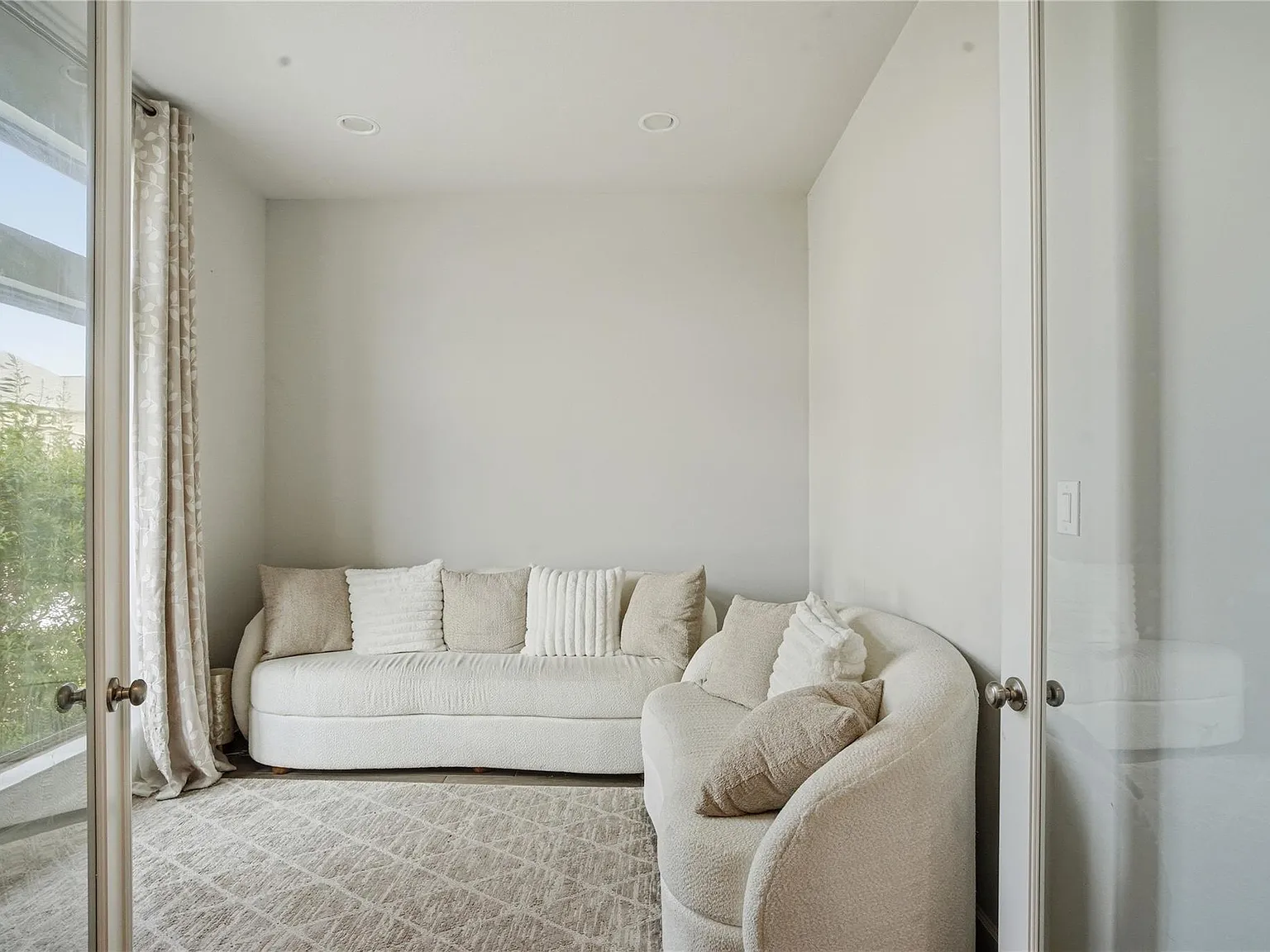 4 bed, 3.0 bath, 2560 sqft, $3,100 — Photo 3