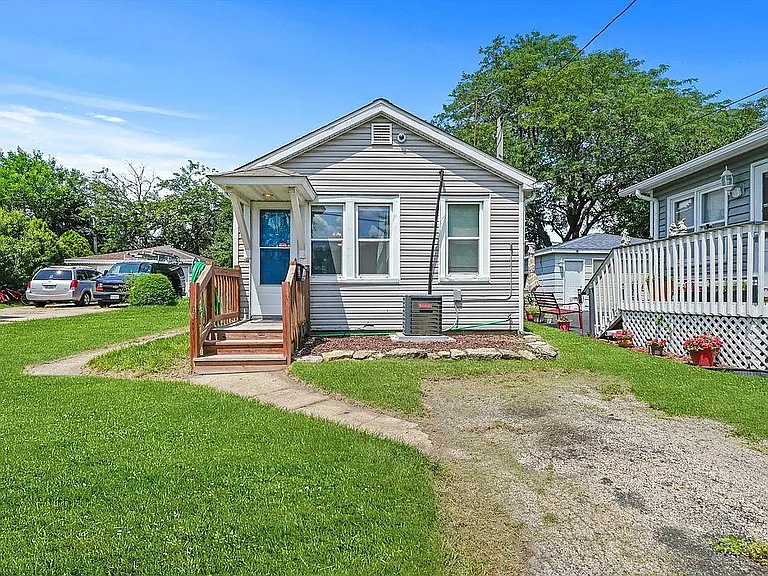 907 Oliver Ave — Photo 1