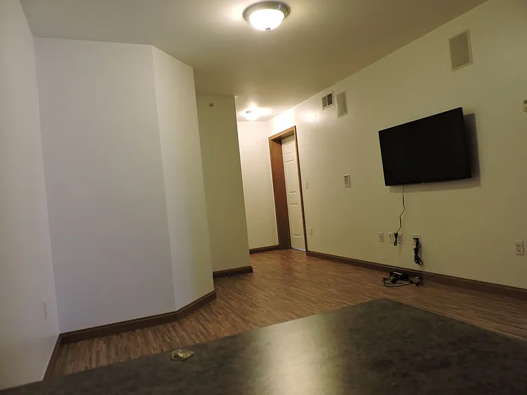 Beautiful Apartments Located 2 Blocks From Penn West Campus — Photo 11
