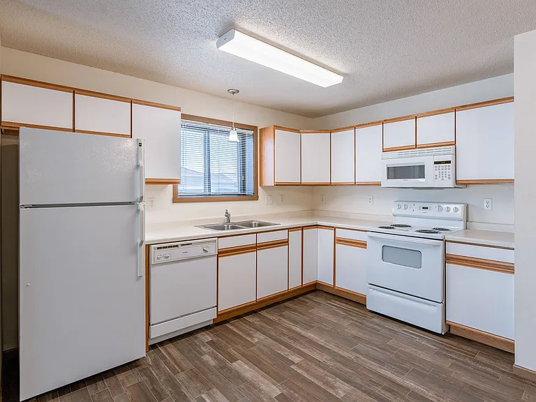 Fargo, ND Lake Crest Apartments | Kitchen