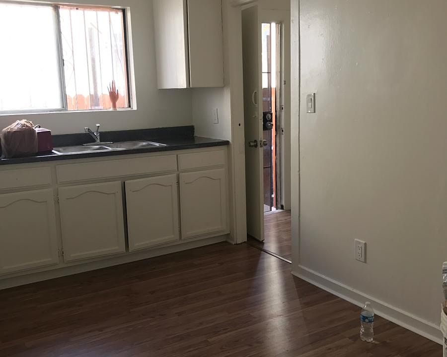 2nd image of 1218 E 88th Pl