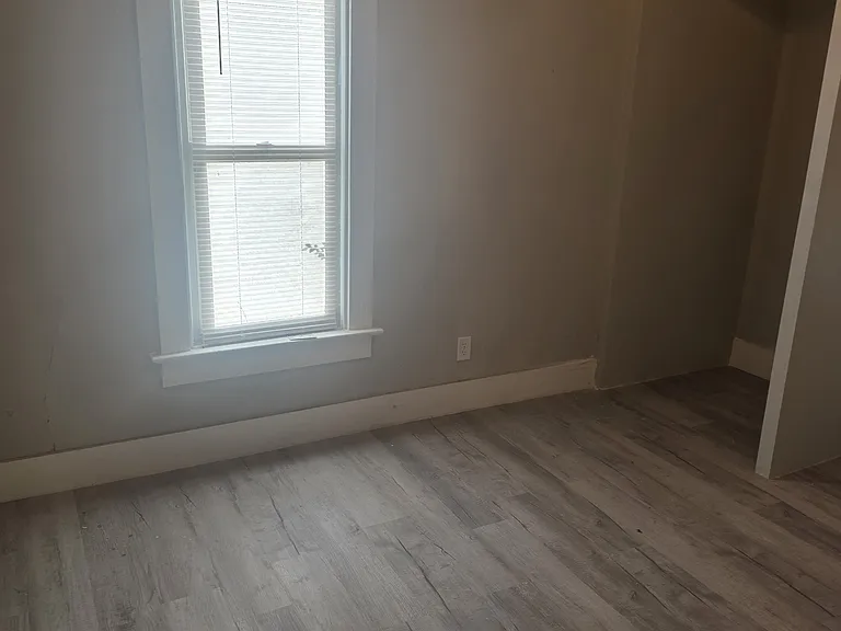 811 Elk St — Photo 5
