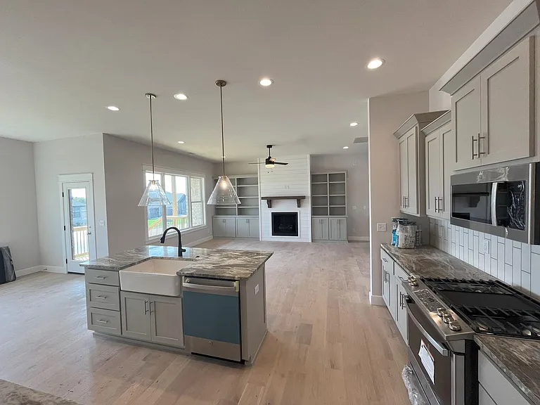 5915 S Applewood — Photo 3