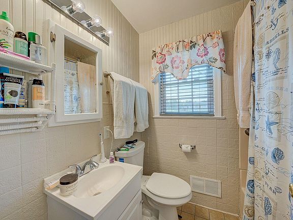 5th image of 2011 Dansbury Dr NW