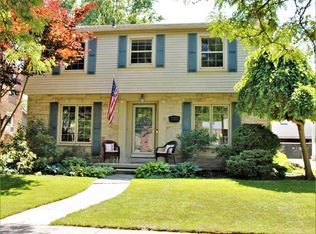 1661 Newcastle Rd, Grosse Pointe Woods, MI 48236