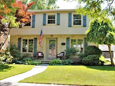 1661 Newcastle Rd, Grosse Pointe Woods, MI, 48236