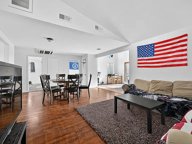 1 bed, 2000 sqft, $1,000 — Photo 1