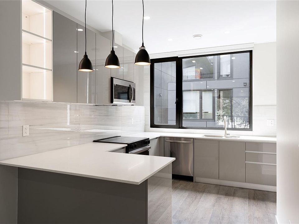 1st image of 916 Orono Ave #132