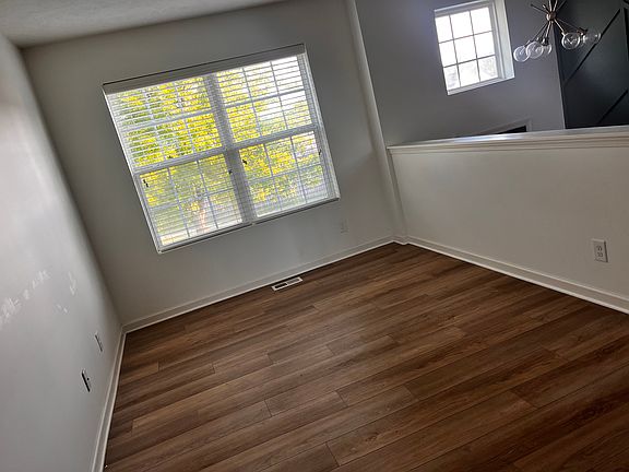 3rd image of 20614 Parker St