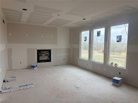 4th image of 20774 Emerald St