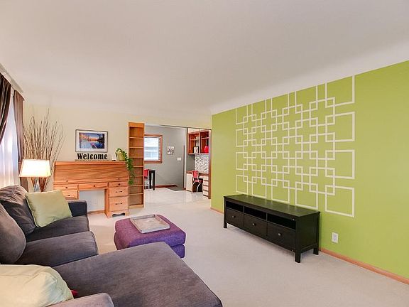4th image of 171 Logan Ave E