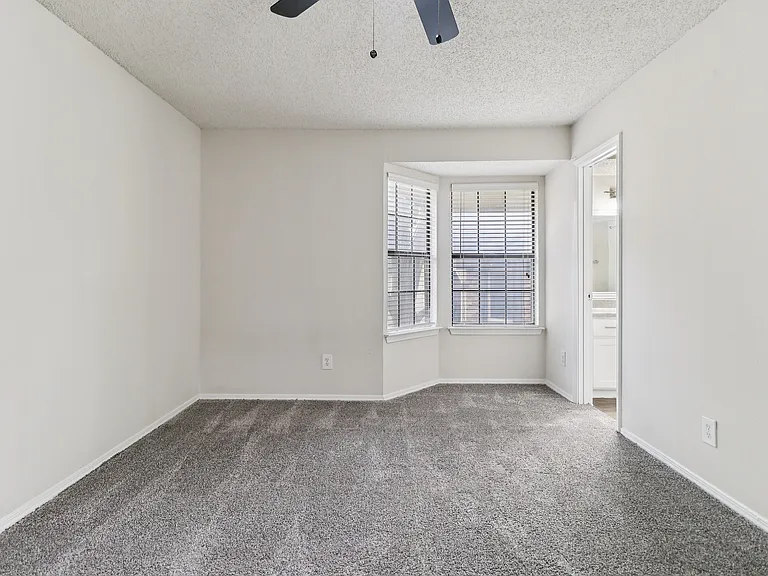 B2 Main bedroom look to window cove