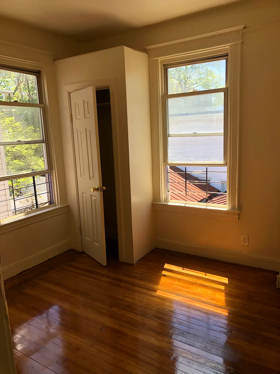 Building Photo - 622 E 240th St #2