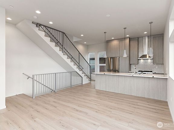 5th image of 2921 Franklin Avenue E #B