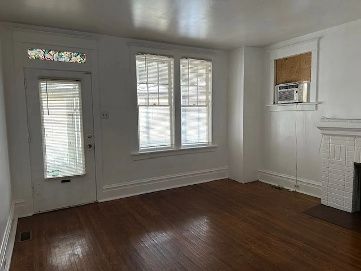 Discover this 3-Bedroom, 1.5-Bathroom Row Home in Harrisburg, PA, located within the Harrisburg S... — Photo 2