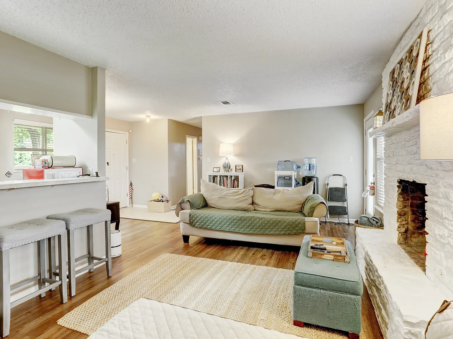 2 bed, 900 sqft, $1,975 — Photo 3