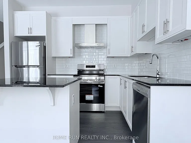 381 Les Emmerson Dr — Photo 3