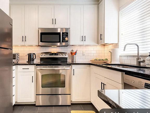 Well- designed fully equipped kitchen!